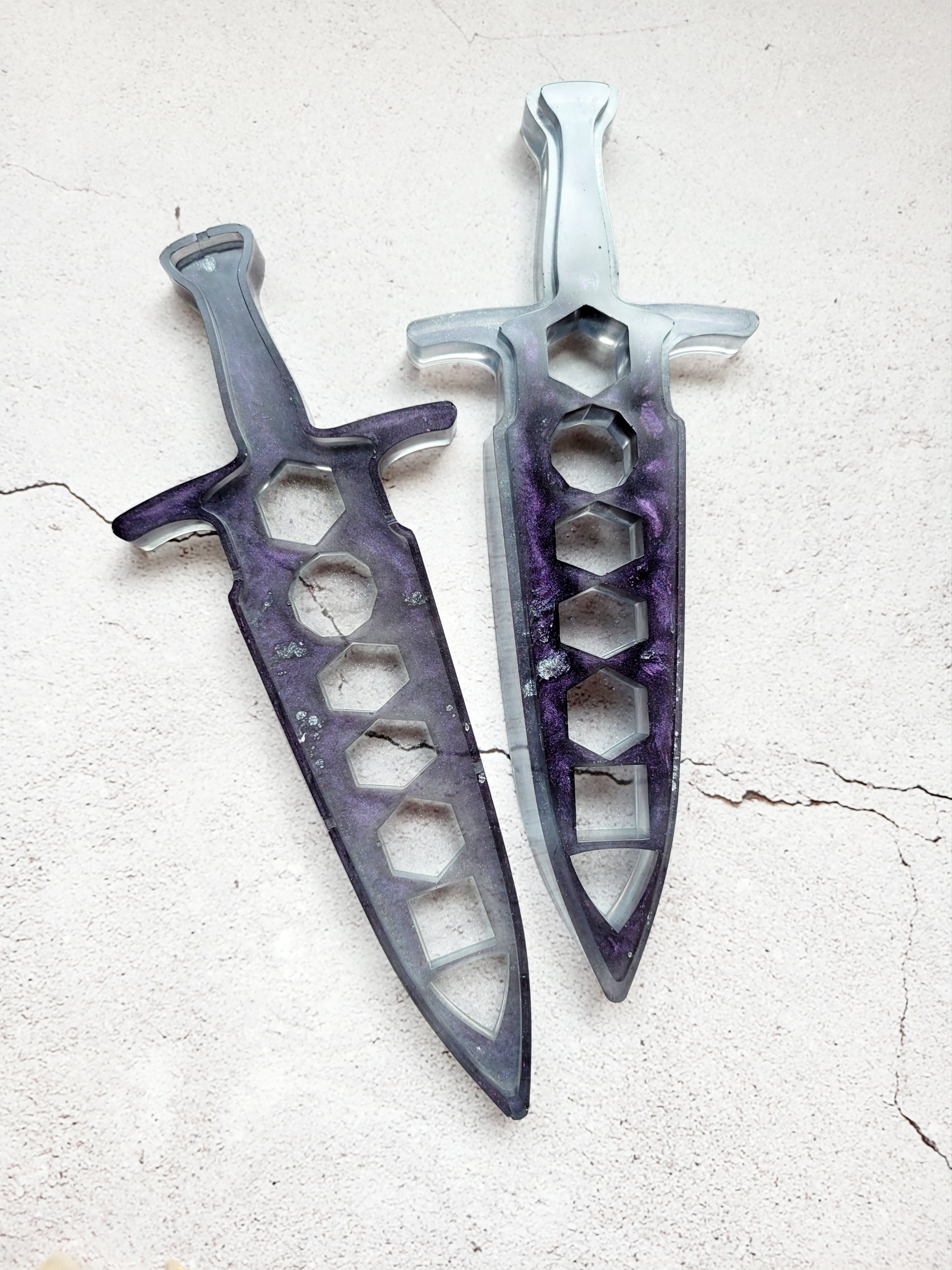 resin dice dagger, gray, purple, silver, open with no dice inside, top view